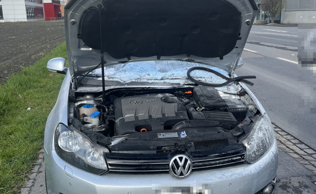 61-jährige Autofahrerin konnte ihr brennendes Auto mit Feuerlöscher selber löschen