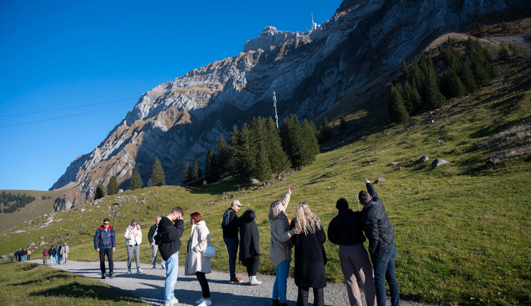 Spazierende auf der Schwägalp. Ein Bild, hier 2024, das sich die Verantwortlichen auch für den Sommer 2026 wünschen, wenn die Bahn nicht fährt.