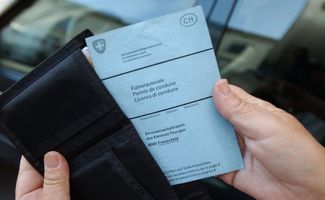 Bussen drohen: Tausende Ostschweizer tauschen blauen Führerausweis nicht um