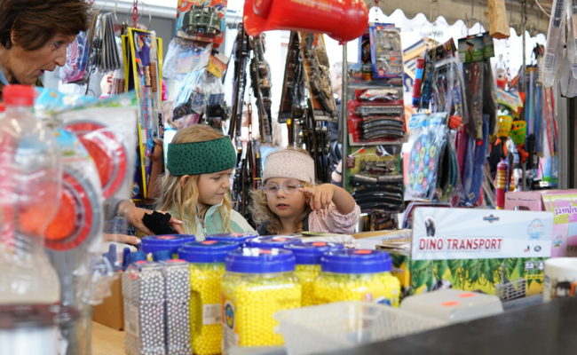 Von Kleidung, über Leckereien bis hin zum Kinder-Gondelkarussell: Das Angebot war vielfältig