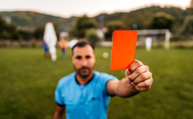 «Es sind immer die gleichen Vereine, die die Probleme nicht im Griff haben» – St.Galler Nationalrat Lukas Reimann fordert besseren Schutz für Schiris