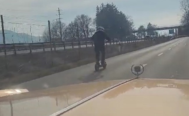 Wahnwitziges Manöver: E-Scooter überholt Ami-Schlitten auf 80er-Strecke