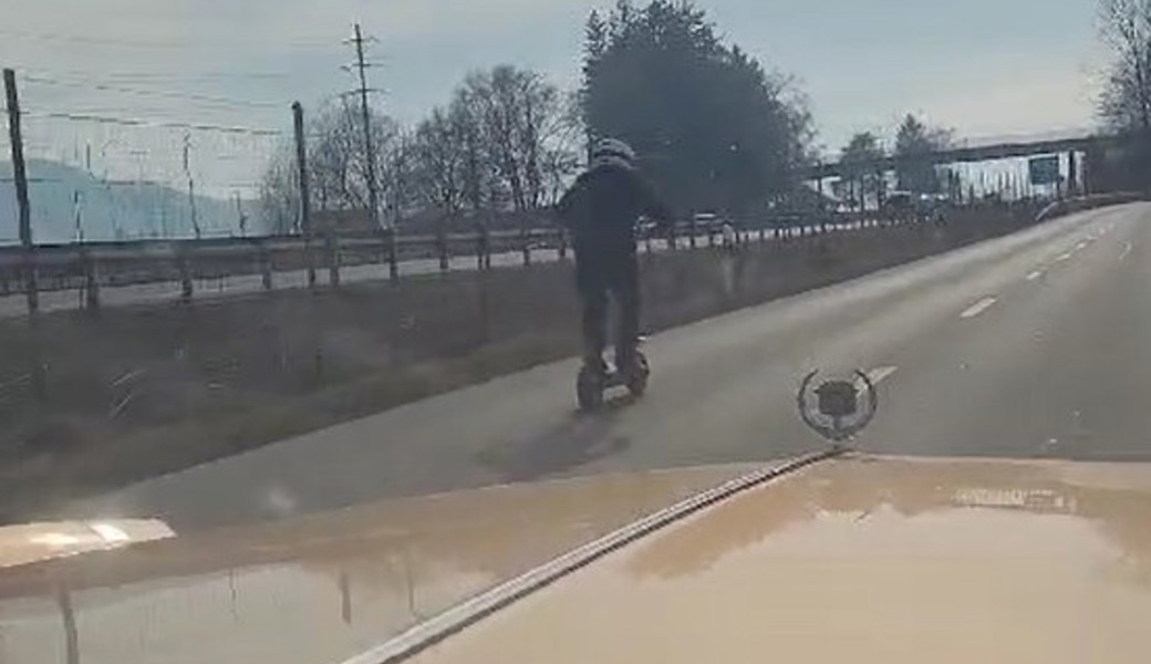 Die Beifahrerin des Oldtimers hat gefilmt, wie der E-Scooter mit hohem Tempo am Cadillac vorbeizieht. Zuvor hatte er ein anderes Fahrzeug überholt. 