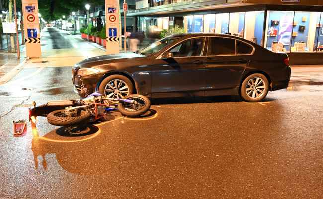 Alkoholisierter Autofahrer kollidiert mit Motorrad