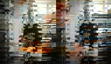 Magie aus Birnen, Rahm und Eiern: So entsteht der leckere Schlorzifladen, der auf dem Chäserrugg serviert wird