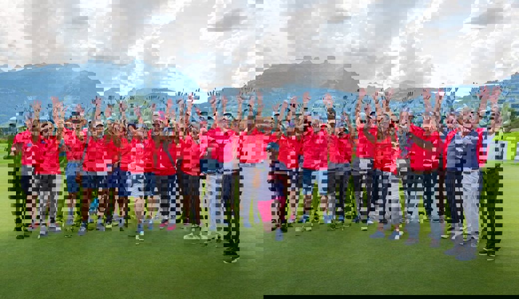  Die freiwilligen Helferinnen und Helfer der Flumserberg Ladies Open, welche hier mit der Siegerin von 2022, der Niederländerin Lauren Holmey, jubeln, dürfen sich freuen: Das Golfturnier auf dem Golfplatz Gams-Werdenberg findet auch im Jahr 2023 statt. 