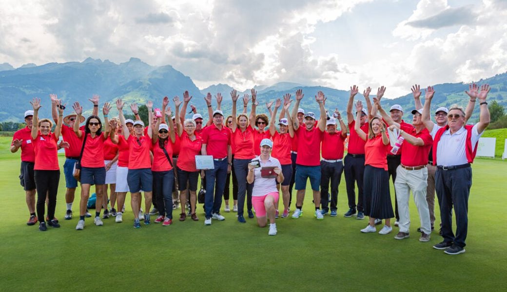  Die freiwilligen Helferinnen und Helfer der Flumserberg Ladies Open, welche hier mit der Siegerin von 2022, der Niederländerin Lauren Holmey, jubeln, dürfen sich freuen: Das Golfturnier auf dem Golfplatz Gams-Werdenberg findet auch im Jahr 2023 statt. 