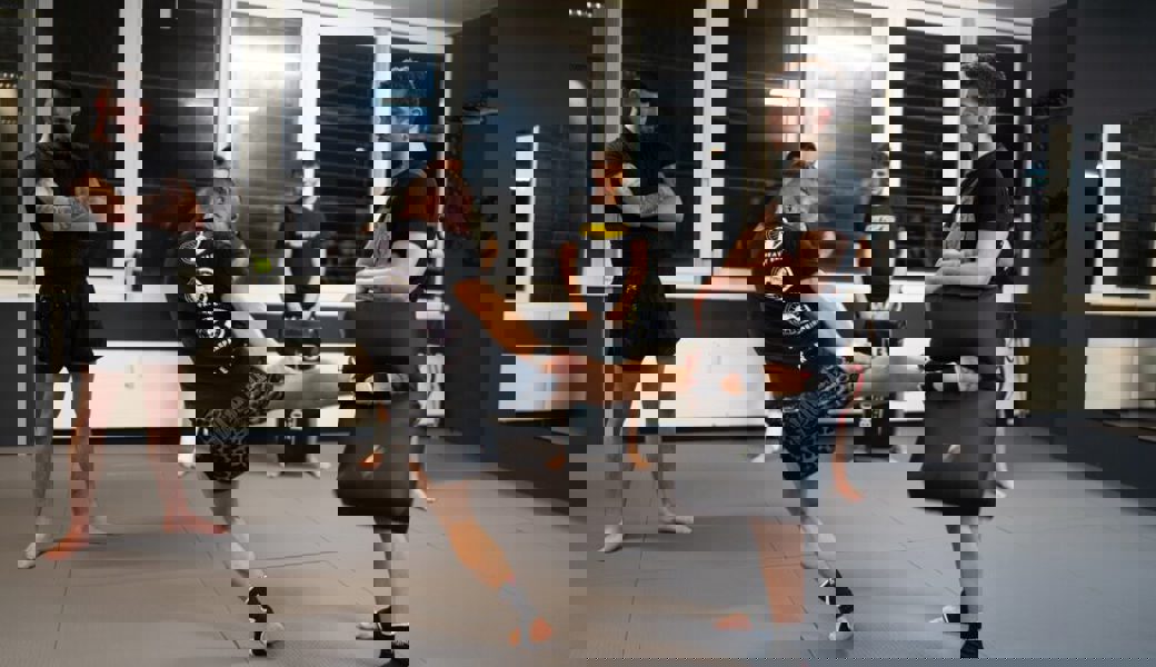  Nichts verlernt: Pascal Kessler zeigt in seinem Gym die richtige Technik. 