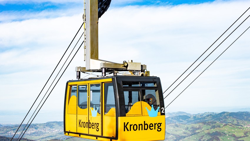 Bereits von der Seilbahn aus reicht die Aussicht weit. Bereits von der Seilbahn aus reicht die Aussicht weit.