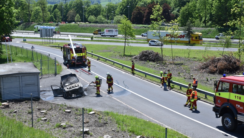  Die Feuerwehr Werdenberg Süd rückte aus. Das Auto erlitt Totalschaden. 
