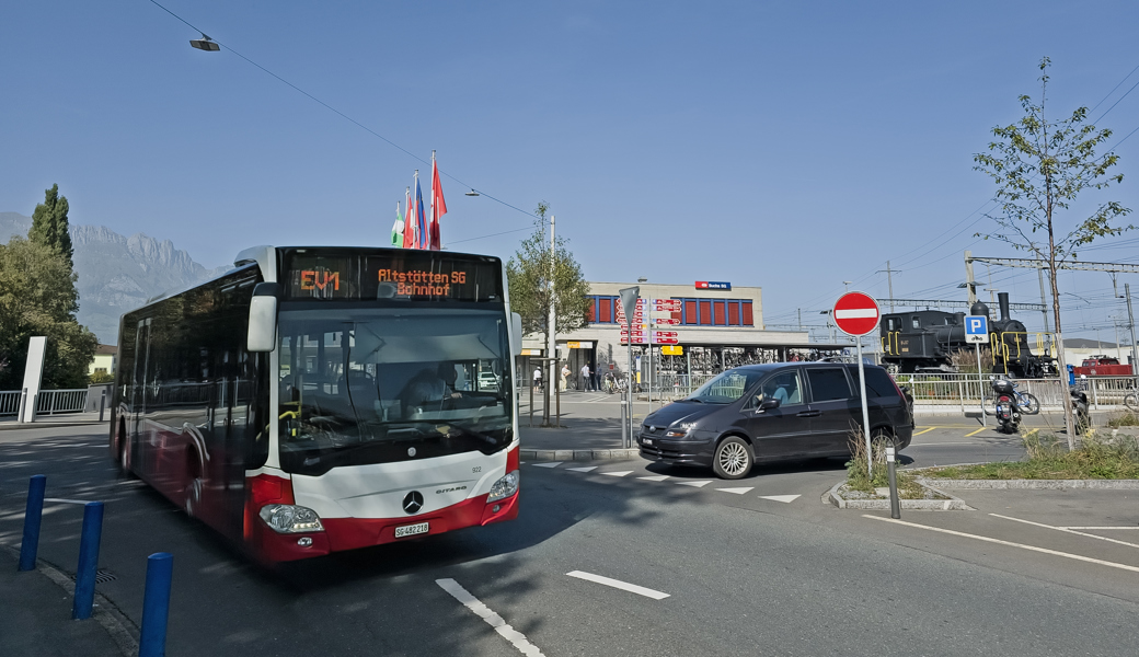 Ein Bahnersatzbus von Bus Ostschweiz am Bahnhof Buchs.