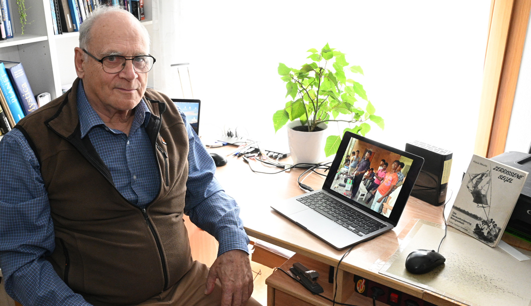 «Bangladesch ist mir zu einer zweiten Heimat geworden.» Jakob Schaub im Büro seiner Wohnung in Buchs. 