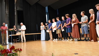 Ein grosser Moment im Leben eines jungen Menschen: Übergabe des Berufsmatura-Diploms.