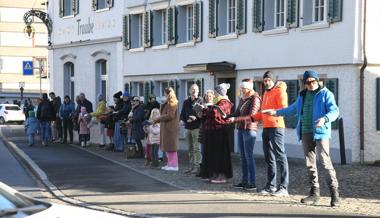 Eine Menschenkette für 1000 Bücher