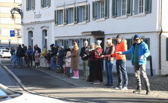 Eine Menschenkette für 1000 Bücher