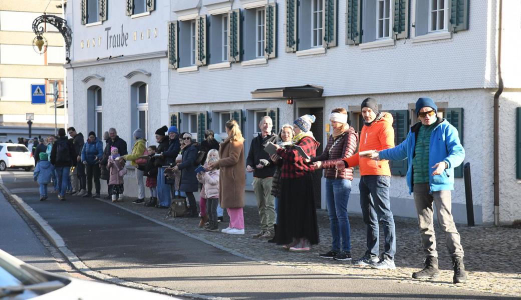 Eine Menschenkette für 1000 Bücher
