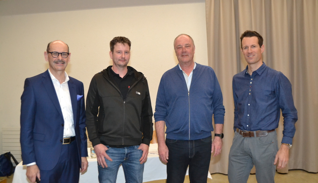Berater Roger Sonderegger, Andi Hug (Präsident Dorfkorporation Wildhaus), Jürg Bürgin (Präsident Wasserkorporation Alt St. Johann-Unterwasser) und Gemeindepräsident Thomas Diezig (von links) informieren die Anwesenden.