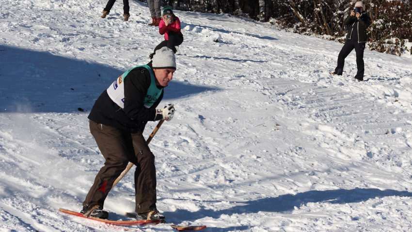 Urs Göldi auf seiner Siegesfahrt anlässlich des Fassdaubenrennens des Skiclubs Sennwald.