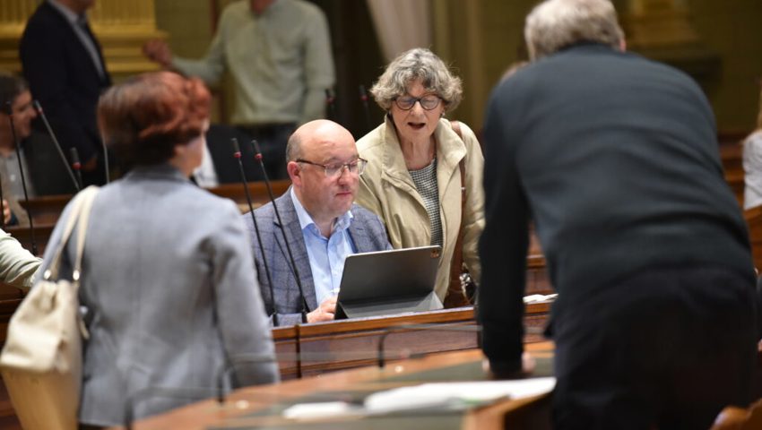  Begegnung mit Parteikolleginnen und -kollegen bei der FDP-Delegiertenversammlung am Abend im Kantonsratssaal: Beat Tinner war selber 20 Jahre lang Mitglied des St. Galler Parlaments, bevor er vor zwei Jahren in die St. Galler Regierung gewählt wurde.