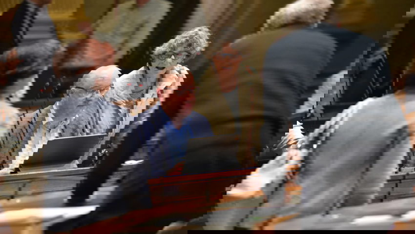  Begegnung mit Parteikolleginnen und -kollegen bei der FDP-Delegiertenversammlung am Abend im Kantonsratssaal: Beat Tinner war selber 20 Jahre lang Mitglied des St. Galler Parlaments, bevor er vor zwei Jahren in die St. Galler Regierung gewählt wurde.