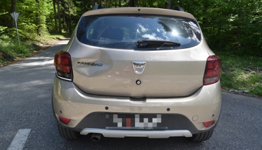 Velofahrer prallt in ein Auto - mittelschwer verletzt