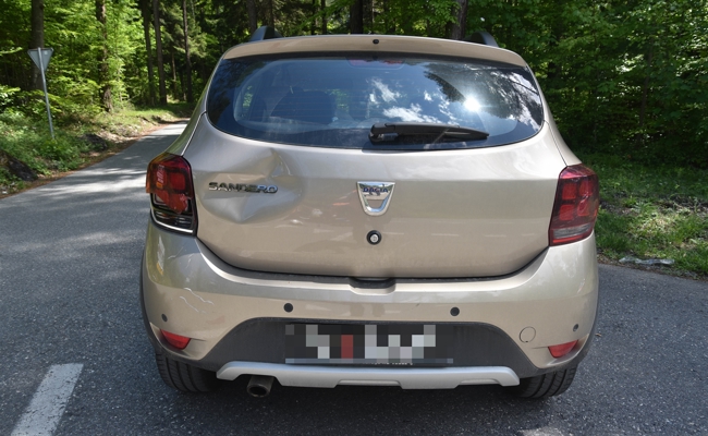 Velofahrer prallt in ein Auto - mittelschwer verletzt