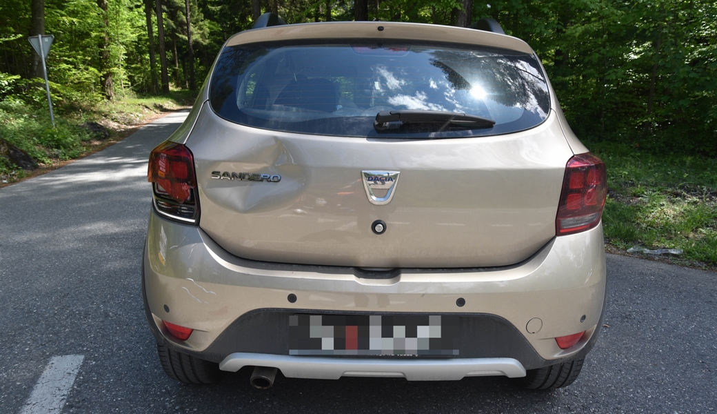 In Unfall involviert: Ein Velofahrer prallte in dieses Autoheck.