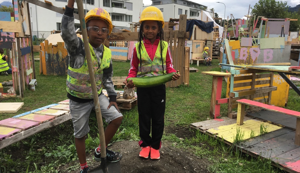 Bauen, malen, gärtnern oder einfach nur entdecken: Den Kindern stand dieses Jahr ein Baugrund mit einer Grösse von 2600 Quadratmetern zur Verfügung.