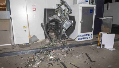 Bancomat gesprengt: Täter flüchten mit Geldkassette, weit kommen sie aber nicht