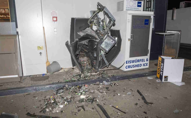 Bancomat gesprengt: Täter flüchten mit Geldkassette, weit kommen sie aber nicht