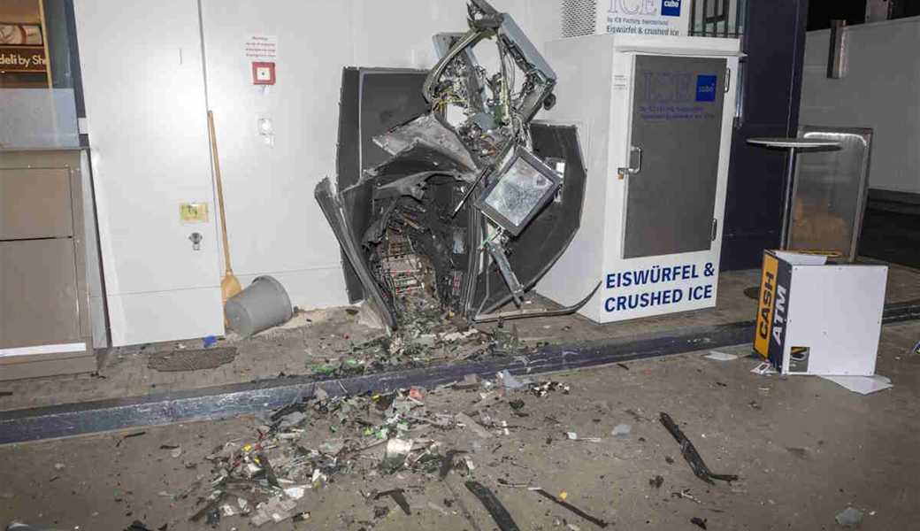 Der Bancomat wurde durch die Sprengung völlig zerstört.