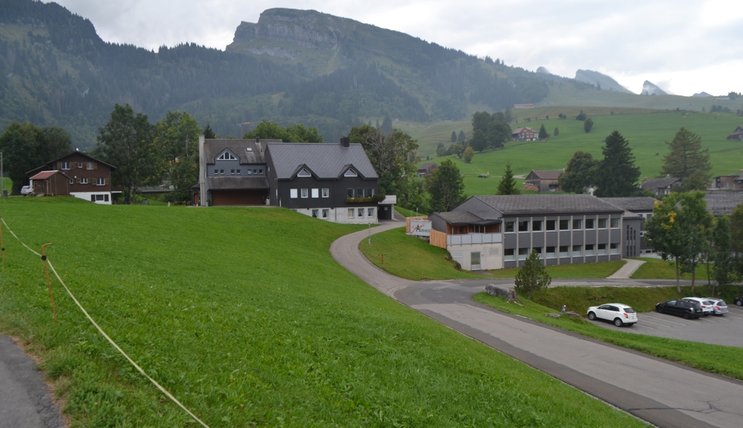 Das Empfangshaus wird zwischen der Strasse zum Schwendisee und der Zufahrt zum Hotel Alpenrose entstehen.