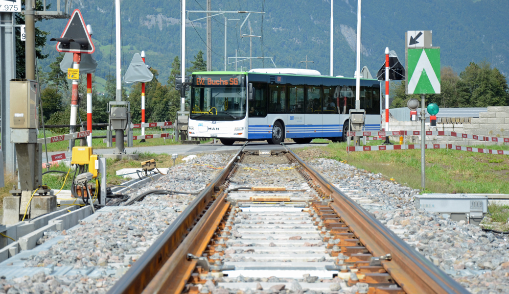 Hier beim Bahnübergang zwischen Buchs und Haag werden die Bahnschranken künftig häufiger als bisher unten sein. Nach dem Bau einer Unterführung wird der Verkehr wieder freie Fahrt haben – was auch für die Linienbusse von Vorteil ist.