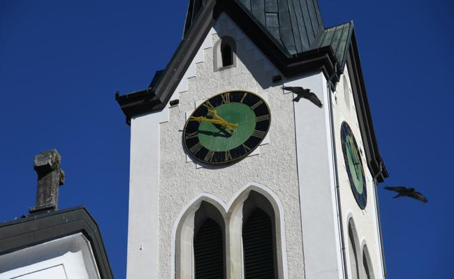 Wochenlang stand die Kirchenuhr still – nun läuft sie wieder