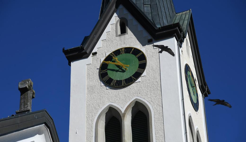 Nach mehreren Wochen Stillstand läuft seit Mittwoch die Gamser Kirchenuhr wieder.