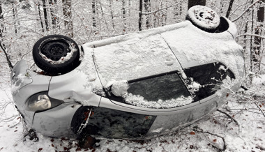 Auto überschlägt sich und landet in Baum