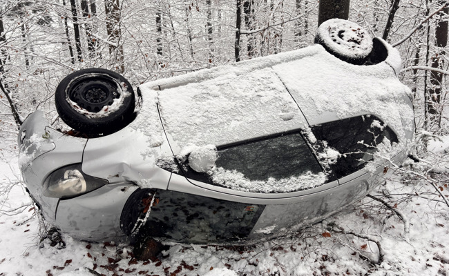 Auto überschlägt sich und landet in Baum