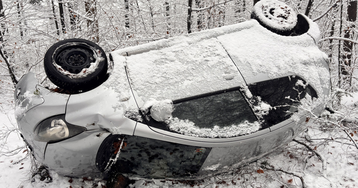 Auto überschlägt sich und landet in Baum