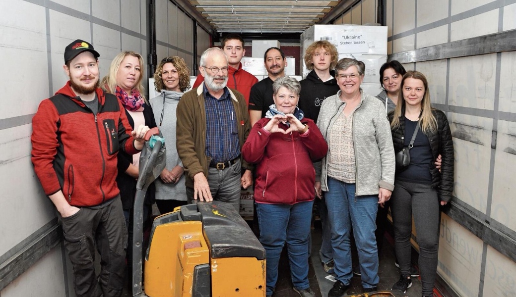 Helfer und Geflüchtete beim Zusammenstellen einer Hilfslieferung des Vereins Humanitäre Nothilfe Ukraine.