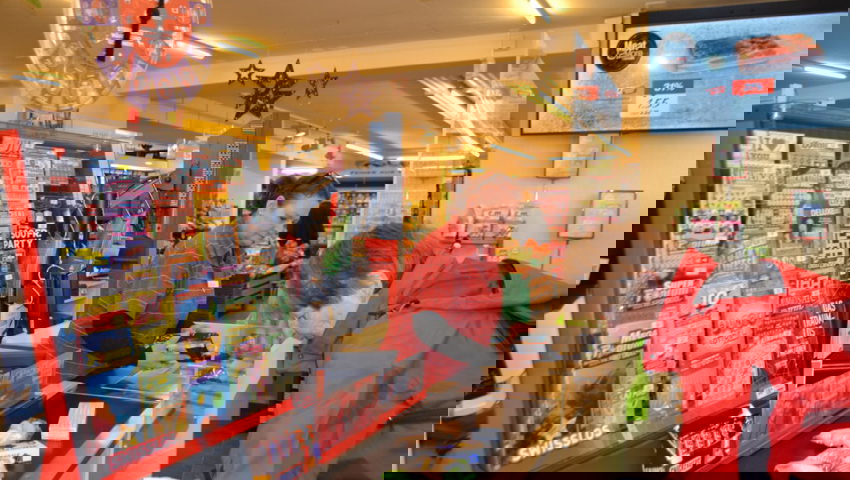  Agnes Gschwend, Verkäuferin im Lebensmittelgeschäft Murer in Alt St. Johann, ist erleichtert, dass sie nicht mehr den ganzen Tag eine Maske tragen muss. Die Gesundheit ihrer Kundinnen und Kunden liegt ihr aber trotzdem am Herzen. 