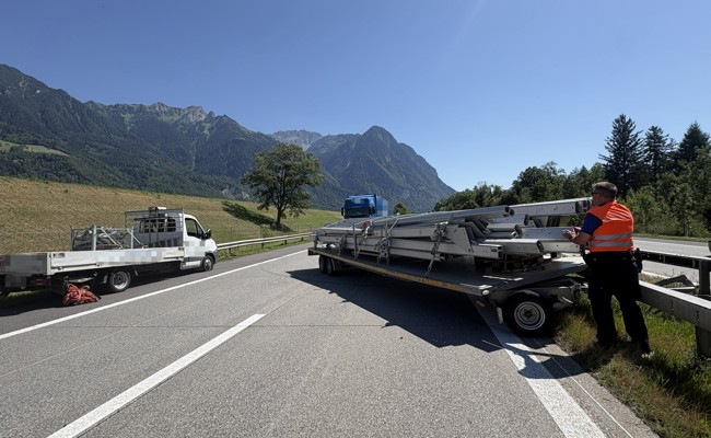 Anhängerkupplung brach ab: Unfall auf A13 führte zu Rückstau