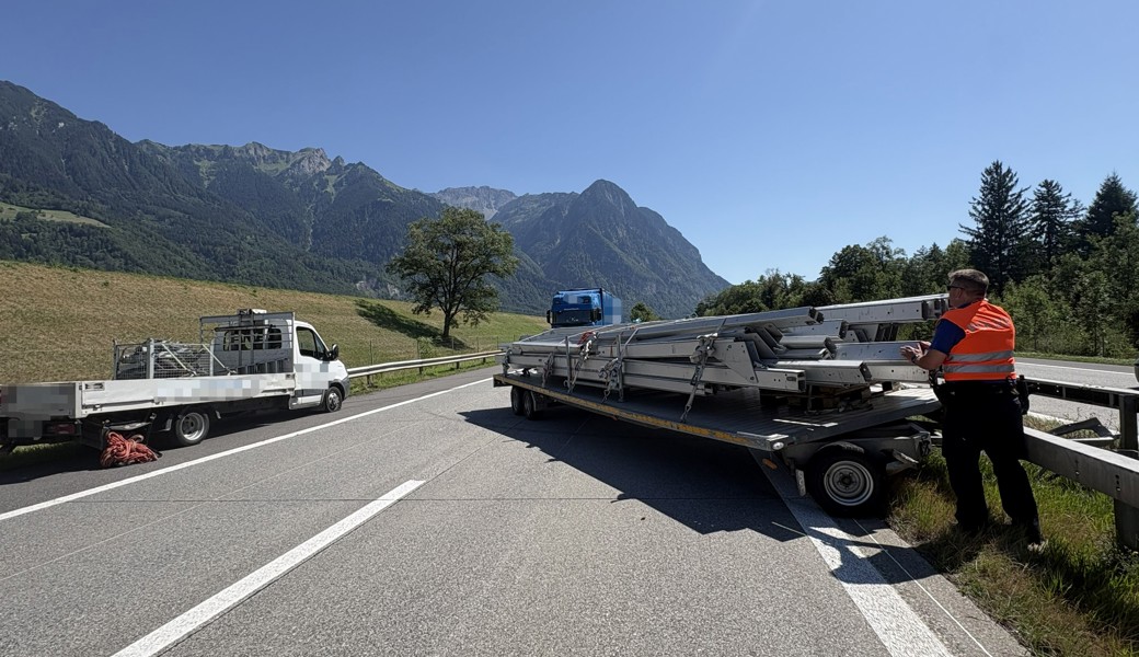 Anhängerkupplung brach ab: Unfall auf A13 führte zu Rückstau