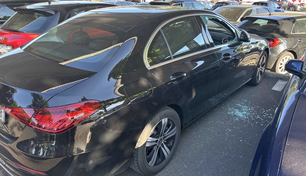 Bei acht Fahrzeugen wurden die Scheiben eingeschlagen.