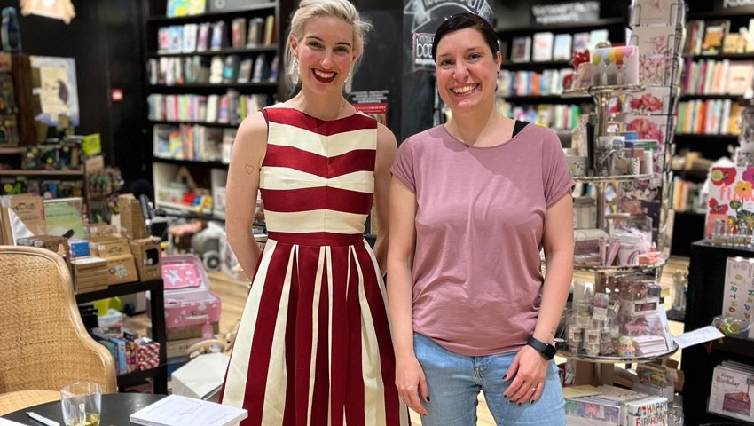 Anna Rosenwasser (links) mit Nadja Gähwiler-Rohrer vom FeminisTisch.