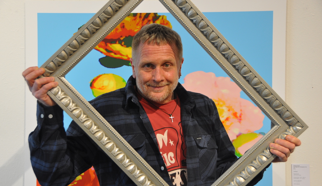 Dominik Lippuner erlernte in zwei Monaten das Handwerk des Einrahmens.