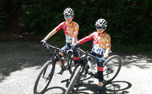 Zwei Brüder setzen Akzente auf dem Mountainbike