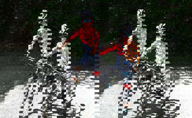 Zwei Brüder setzen Akzente auf dem Mountainbike