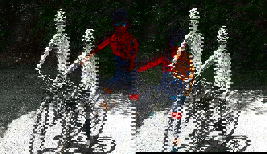 Zwei Brüder setzen Akzente auf dem Mountainbike