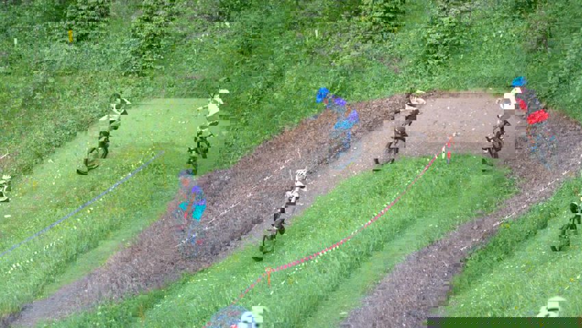  In rasender Fahrt um die Kurven – das geht auch mit dem Einrad. 