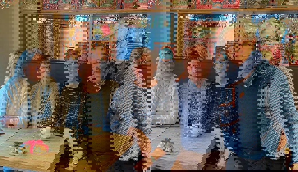  Dankbarkeit gezeigt: Viktoria und Olga Sokirjinskaya, Barbara Dürr, Vize-Präsidentin des Vereins und St. Galler Kantonsrätin, Albert Ospelt und Mali Gubser (von links). 